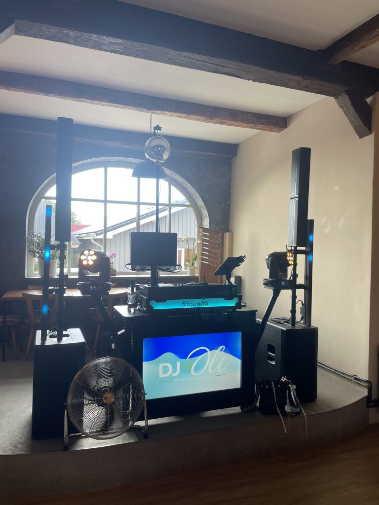 DJ Oli Setup bei einer Hochzeit im Landgasthof Kirschenholz