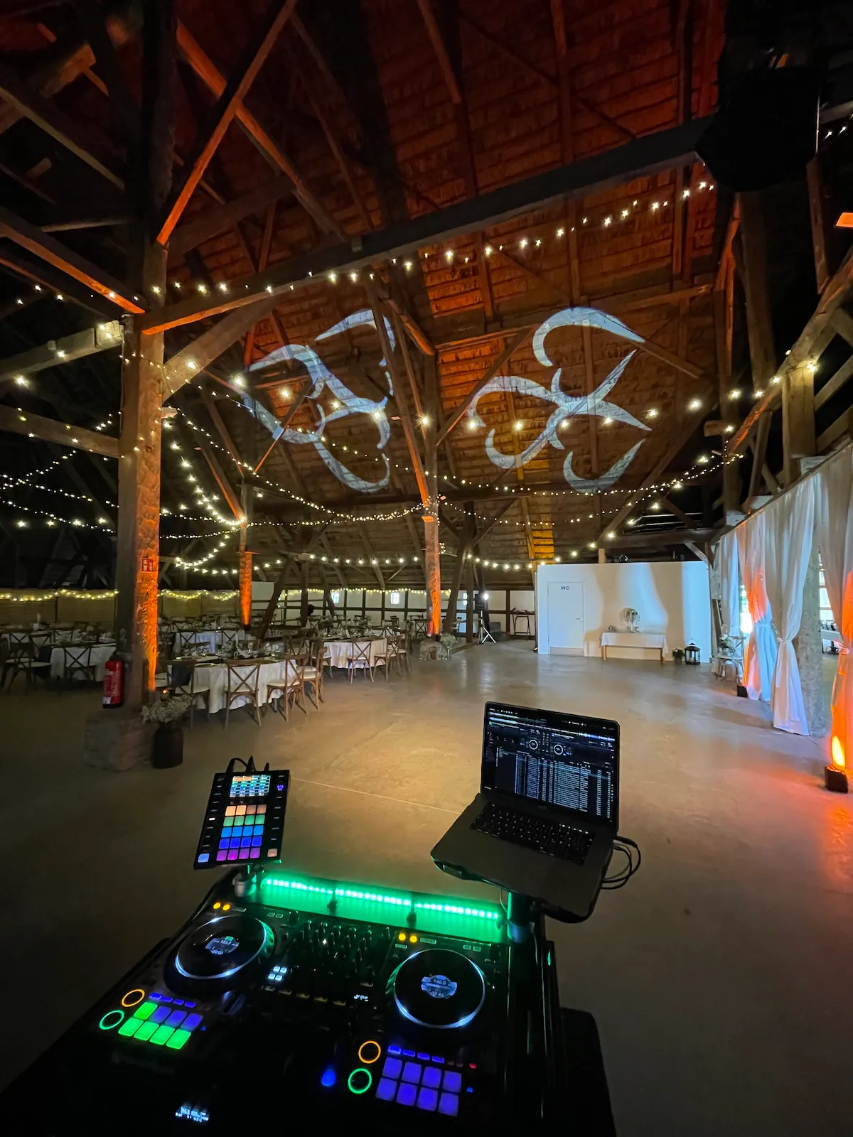 DJ-Setup in der Winkelscheune im Freilichtmuseum Molfsee bei einer Hochzeit